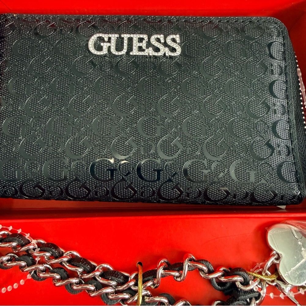 GUESS Black Wallet with Silver Heart keychain. NWT boxed giftset - Picture 2 of 9